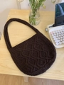 Dettaglio ravvicinato della borsa in maglia marrone scuro con trama geometrica 3D - Con Bottone / Marrone Scuro