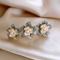 Three-flower hair clip with grey-blue and white petals and pearl centers in gold finish - Pearl Drip Glaze Three-Flower Combination Hair Clip / Gray Blue/White
