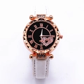 Dettaglio della lunetta in oro rosa con strass e motivo a cuore sul quadrante orologio - Bianco
