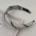 Détail d'un serre-tête large à rayures avec cœur doré et étiquette fait main - Serre-tête Rayé Blanc Crème