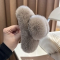 Pinza per capelli oversize in finta pelliccia marrone chiaro con decorazione pompon - Extra grande / Marrone