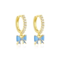 Dettaglio di orecchini a fiocco dorati con smalto azzurro e pietre di zirconi scintillanti - Blu (Tono Oro)