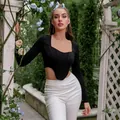 Top negro de manga larga con cuello cuadrado, dobladillo curvo y pantalón blanco - XS / Negro