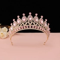 Dettaglio corona di lusso dorata con strass rosa e cristalli a forma di goccia - KC Oro Rosa