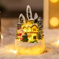Leuchtendes Lebkuchenhaus aus Harz mit Weihnachtsmann und verschneiten Bäumen - Weihnachtsmann mit Baumhaus