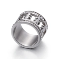 Breiter Edelstahlring in Silber mit ausgeschnittenem Kindermotiv und doppelten Zirkonreihen - US 7 / Breite Hohlfigur Mit Diamanten Besetzt (KR44194-K) / Stahlfarbe