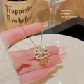 Collier doré avec pendentif serrure en pierre de lune et pompons à petites cloches - X013 Pendentif Serrure de Longévité Dorée