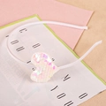 Serre-tête fin avec base en satin blanc et décoration de cœur en paillettes arc-en-ciel - Serre-tête Blanc