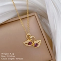 Détail du pendentif cygne serti de cristaux sur chaîne dorée avec poids et dimensions - Pendentif Double Cygne Violet (F338)