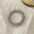 Elastico per capelli a spirale grigio laser con finitura olografica su sfondo bianco testurizzato - 5cm / Marrone Grigiastro