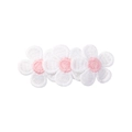 Détail d'une barrette à fleurs brodées avec pétales blancs et cœur rose tendre - Centre Rose Clair