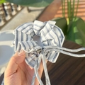 Detail eines blau gestreiften Scrunchies mit grauem Kordelzug und verstellbarer Metallschnalle - Grau Weiß Gestreift Schleife Kordelzug Scrunchie