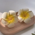 Set de dos pinzas de pelo con flores de plumeria blanca y amarilla para vacaciones de mar - Plumeria Mediana (8cm)