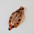 Dettaglio del fermaglio per capelli maculato con motivo tartarugato e forma ovale cava - Leopardo Rosso Lucido