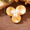 Spilla vintage a camelia dorata con perle bianche, misura 6 cm, finitura opaca - Stile Perla Fiore a Tre Petali Oro (BR1-0577-7800)