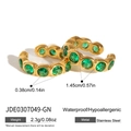 Gros plan de boucles d'oreilles créoles dorées en acier et pierres vert émeraude - Petit Anneau Vert (JDE0307049-GN)