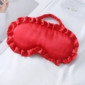 Rote Schlafmaske aus Satin mit Rüschen und elastischem Band auf Seidenhintergrund - Rot