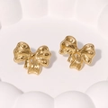 Orecchini a perno a fiocco dorati minimalisti in acciaio inossidabile su piatto bianco - Oro