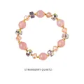 Detalle de cuentas de cuarzo fresa con espaciadores dorados en una pulsera elegante - Estilo Cuarzo Fresa Natural (WB335)