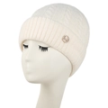 Détail de la texture en maille d'un bonnet d'hiver avec logo M en strass et protection - Adulte / Blanc