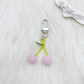 Portachiavi a ciliegia con perline rosa e foglia verde su sfondo di peluche bianco - Tipo A-Ciliegia Rosa