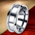 Primer plano detallado de anillo ancho de acero inoxidable plateado con ranura profunda - US 6 / Color Acero