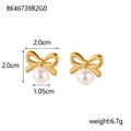 Vue détaillée des boucles d'oreilles nœud plaquées or 18 carats avec perles blanches - Nœud Doré Avec Perle Artificielle (BE46739B2G0)