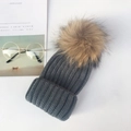 Winterliche Grobstrickmütze in Grau mit großem flauschigem Pelzbommel - Kindergröße (49-55cm) 2-10J / Dunkelgrau