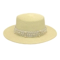 Détail d'un chapeau de paille à haut plat avec élégante bande de perles pour femmes - M (56-58cm) / Crème