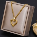 Goldene Herzkette mit strukturierter Oberfläche in einer beigen Schmuckschatulle präsentiert - Gehämmertes Herz / Gold