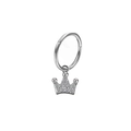 Dettaglio macro di un orecchino a cerchio argento con pendente a corona e cristalli chiari - Corona Argento (#7)