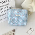 Dettaglio della trama trapuntata della borsa da trucco a scacchi blu e fiocchi rosa - Blu Gingham Fiocco
