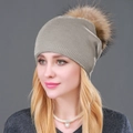 Berretto in maglia grigia da donna con un grande pompon in finta pelliccia marrone - Cachi Chiaro + Pompon Colore Naturale