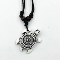 Collana vintage con ciondolo a tartaruga in finto osso bianco e dettagli neri incisi - M-2/Tartaruga Punto Nero Bianca
