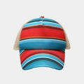 Dettaglio del cappello trucker a righe serape colorate con rete beige traspirante - Regolabile / Stile Arcobaleno