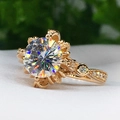 Eleganter Goldblumenring mit großem Zirkonia-Zentrum und fein besetzten Mikropavé-Akzenten - US 6 / Gold