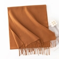 Sciarpa effetto cashmere color caramello con frange su sfondo bianco decorativo - Senza Etichetta / Marrone Mocha