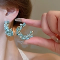 Détail macro de créoles en pierres bleu ciel avec enroulement complexe de fil doré - Cerceau Enveloppé de Pierres Concassées Bleu Ciel (16# Tige de boucle d'oreille en argent - Or - Bleu)