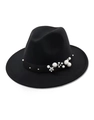 Dettaglio di cappello fedora in lana nera con perle bianche e nastro di fiori 3D - Stile Perle Nere