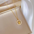 Dettaglio del ciondolo a coniglio dorato con cristalli luminosi su catena sottile - Oro (M323 Oro)