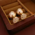 Orecchini placcati oro con zirconi e perle champagne su portagioie in velluto marrone - Perno per orecchino in argento - Champagne