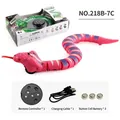 Set serpente telecomandato a strisce rosa con telecomando, cavo USB e batterie - Cobra RC con Strisce Rosa e Viola (218B-7C)