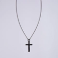 Collier avec pendentif croix noire polie et chaîne en acier argenté sur blanc - Noir