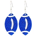 Dettaglio orecchini a forma di football blu glitterato con strisce bianche in acrilico - Glitter Blu - Gancio Argentato