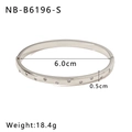Bracelet ovale en acier inoxydable argenté orné de cristaux de zircone sur fond blanc - Couleur Naturelle Acier Inoxydable / Argent (NB-B6196-S)