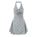 Graues Neckholder-Kleid mit 3D-Blumenakzenten und grafischen Drucken auf Texturgewebe - S / Grau