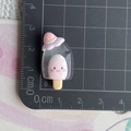 Vue détaillée d'une breloque glace en résine de 3cm avec visage souriant et chapeau - Esquimau Transparent Fraise Sourire