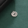 Vue macro d'un pendentif spirale en acier inoxydable argenté sur fond texturé sombre - Motif en spirale circulaire (Style 4-Couleur Acier)