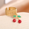 Detalle de anillo dorado de capas con colgante de cereza esmaltada sobre piedra texturizada - Anillo de Colgante de Cereza(J-2003)