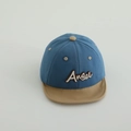 Dettaglio del ricamo Angel sul cappellino in cotone per neonati con fori di ventilazione - 50cm (1-3 anni) / Blu